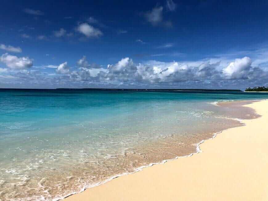 How to Purify Sea Water for Drinking: Techniques Big and Small 1 A sandy beach with blue water for an adventurous experience.