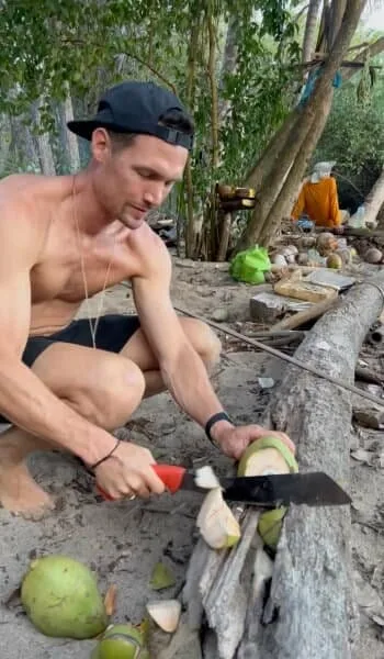 YouTube stars Kara and Nate - Behind the scenes on a Desert Island 3 kn chop