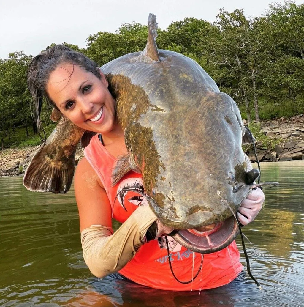 Hand fishing (Photo by raubfisch24)