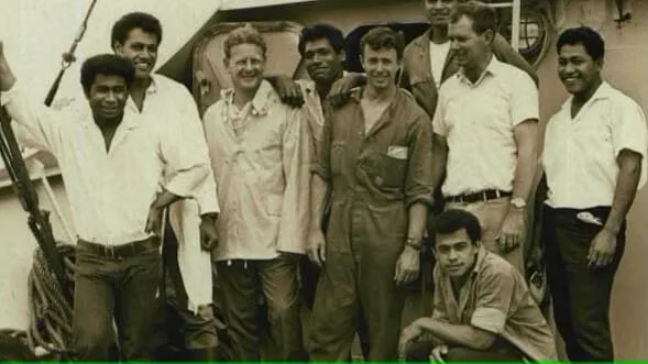 Peter Warner with his crew and the six Tongan boys on January 6, 1968.(Supplied: Sione Filipe Totau)