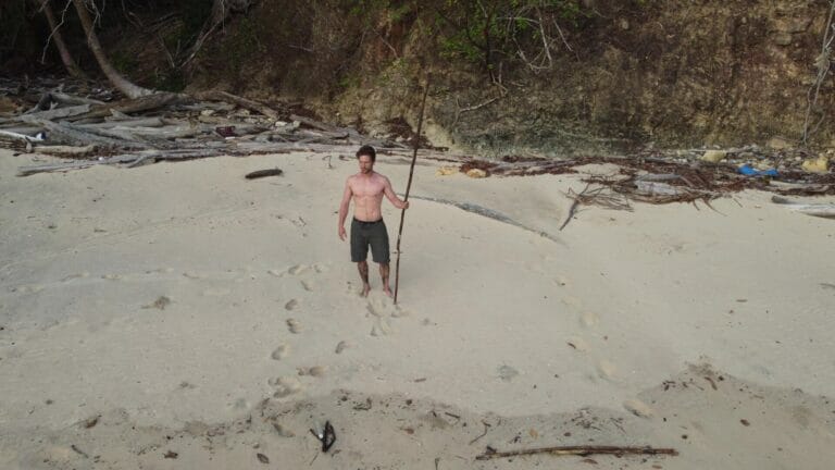 How to Catch Fish Without Gear: Island Survival Fishing Guide 1 Sharpen Stick - Spear fishing