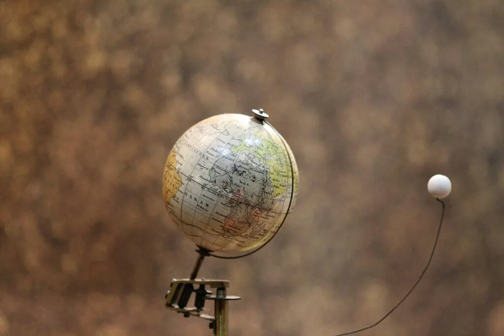 How to Tell Direction Without a Compass 1 earth rotation