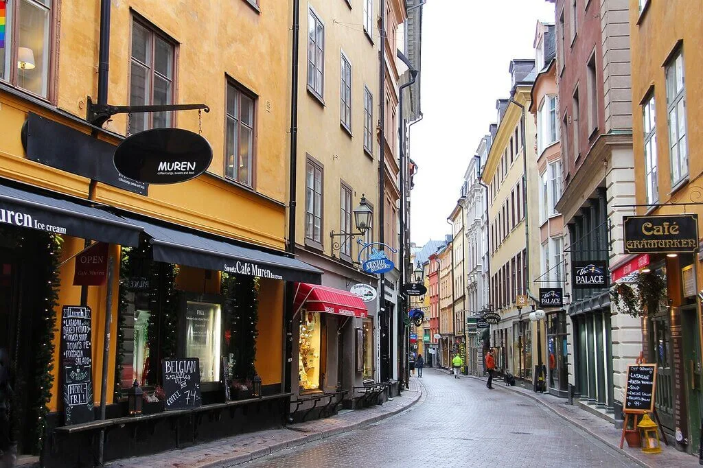 Charming street in Sweden with cafes, including "Café Gramunken" and "Muren.