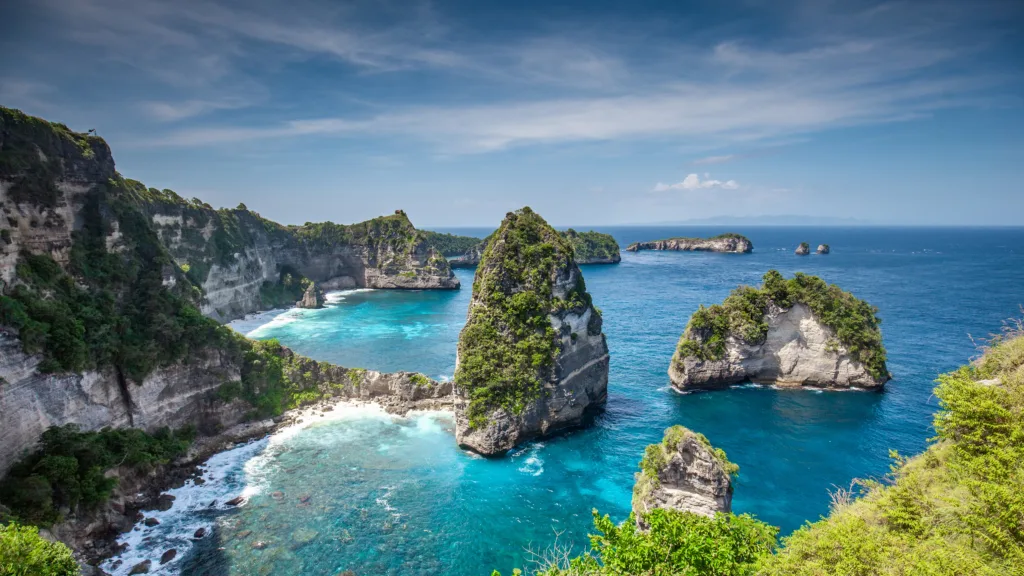 Remote tropical island cliffs and turquoise ocean in Nusa Penida, perfect for unforgettable adventures.